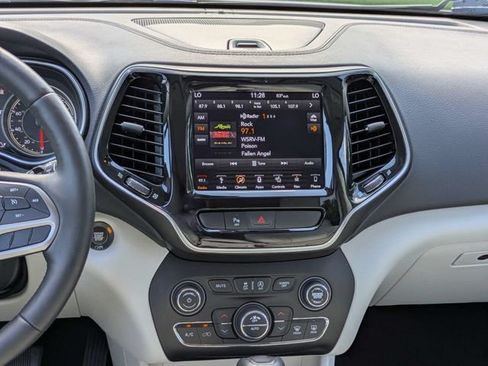 Used 2019 Jeep Cherokee Limited w/ Luxury Group AWD/4WD image 18