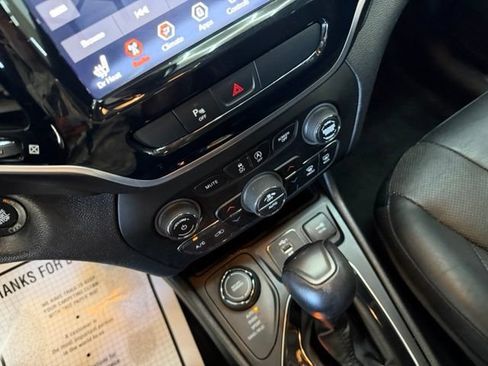 Used 2019 Jeep Cherokee Limited AWD/4WD image 30