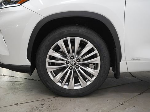 Certified 2026 Toyota Highlander Platinum AWD/4WD image 30