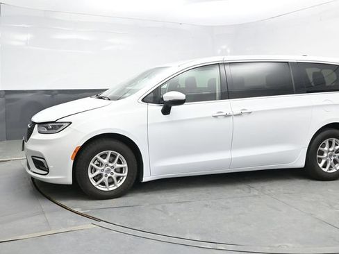 Used 2023 Chrysler Pacifica Touring-L FWD image 3