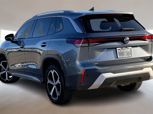 Certified 2025 Volkswagen Tiguan SE image 13