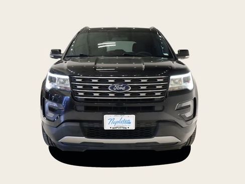 Used 2017 Ford Explorer XLT image 3