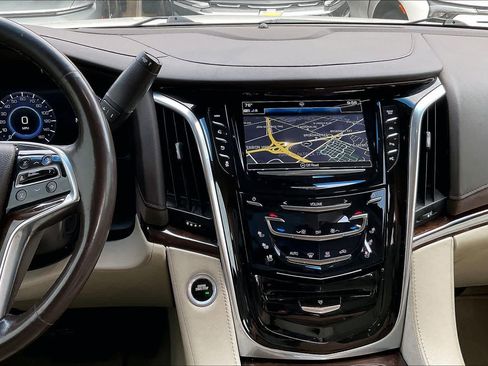 Used 2017 Cadillac Escalade Luxury RWD image 7