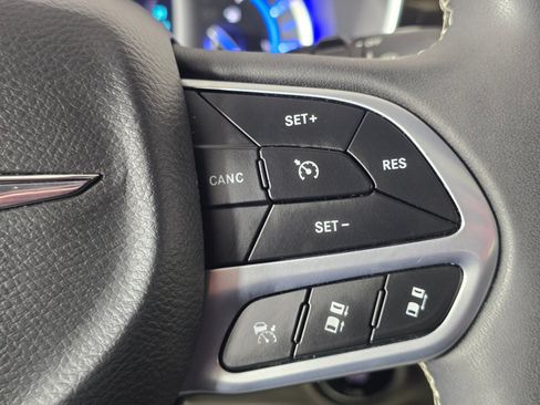 Used 2022 Chrysler Pacifica Limited w/ Uconnect Theater Family Group FWD image 36