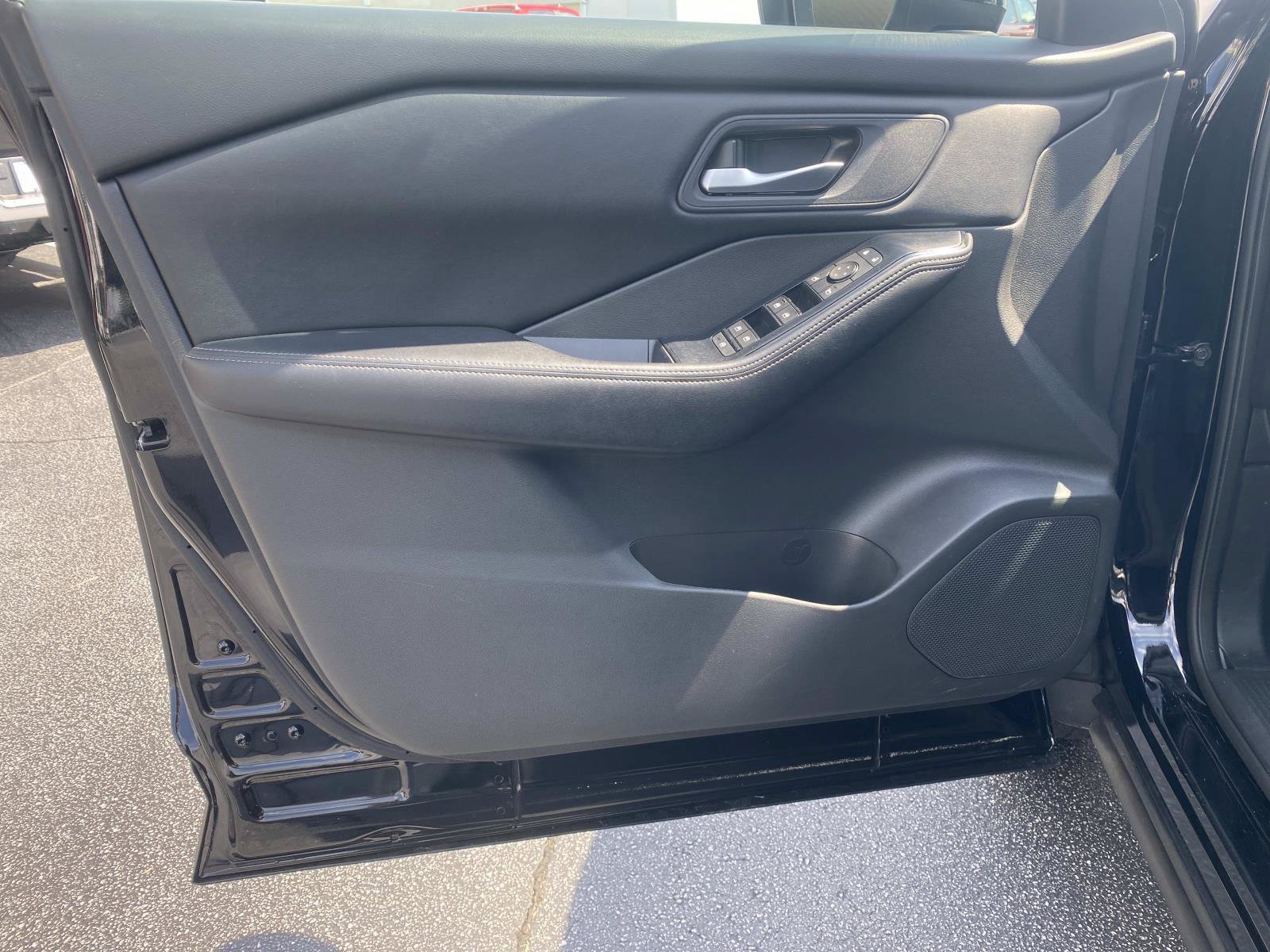 Used 2025 Nissan Rogue SV FWD image 19