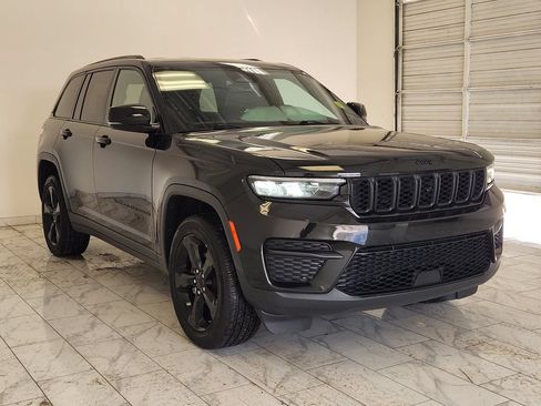 Used 2023 Jeep Grand Cherokee Altitude AWD/4WD image 3