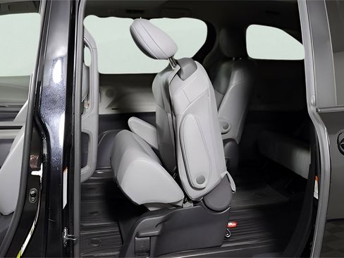 Used 2022 Toyota Sienna XLE image 20