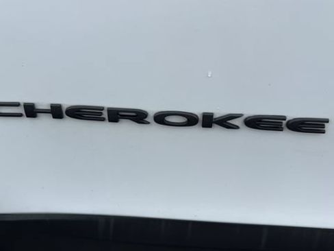 Used 2018 Jeep Cherokee Limited AWD/4WD image 31