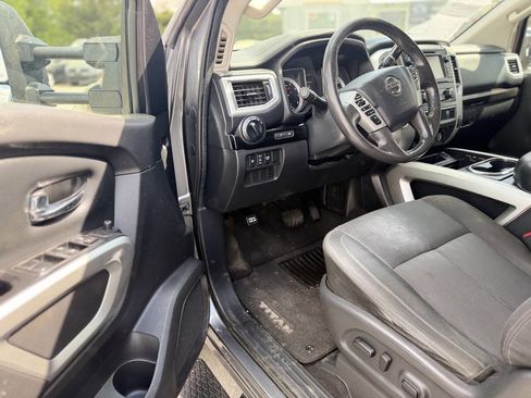 Used 2017 Nissan Titan SV image 10