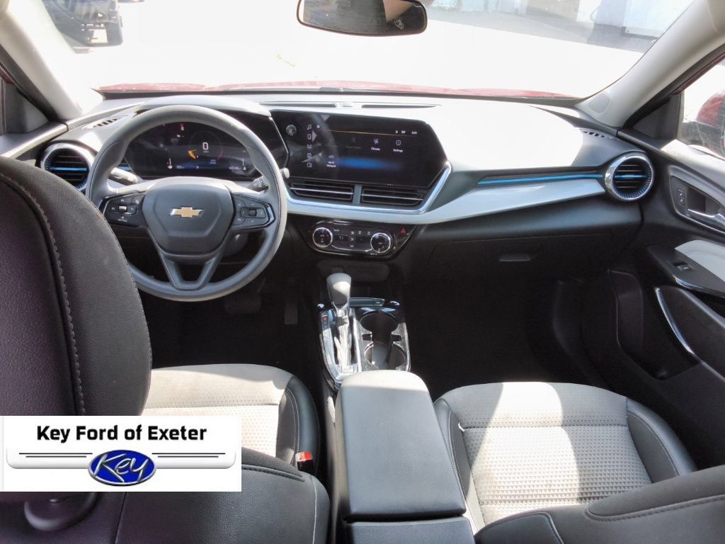 Used 2025 Chevrolet Trax LT FWD image 19