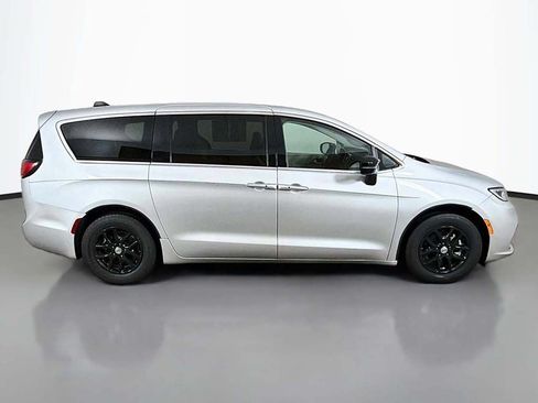 Used 2024 Chrysler Pacifica Touring-L FWD image 16