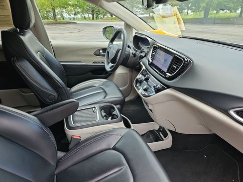 Used 2023 Chrysler Pacifica Touring-L FWD image 9