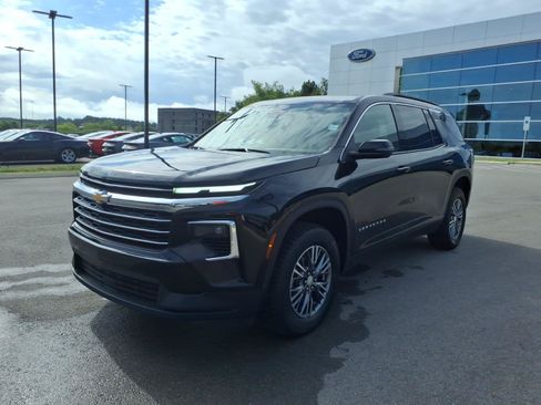 Used 2025 Chevrolet Traverse LT FWD image 7