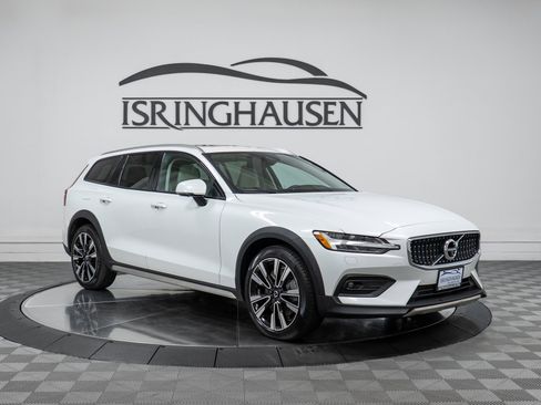 Used 2020 Volvo V60 T5 Cross Country image 3