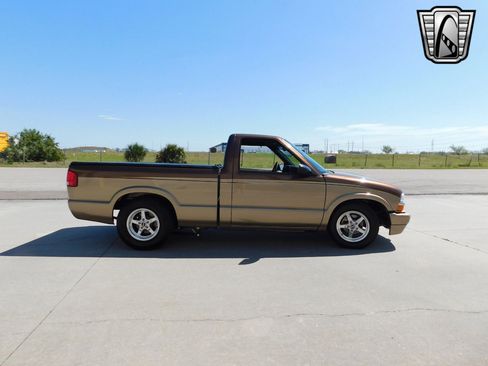 Used 2000 Chevrolet S10 Pickup LS w/ Preferred Equipment Group image 25