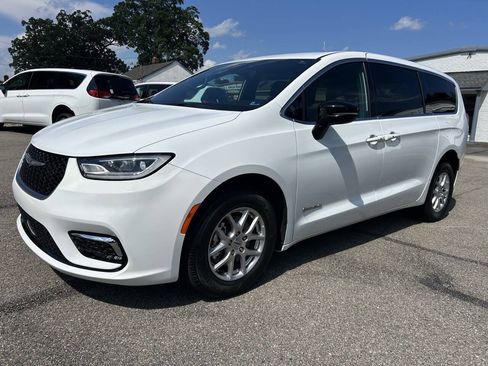 Used 2024 Chrysler Pacifica Touring FWD image 12