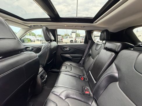 Used 2022 Jeep Cherokee Limited AWD/4WD image 5