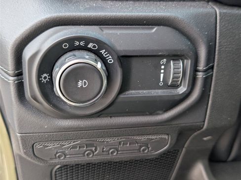 Used 2025 Jeep Wrangler Unlimited Rubicon AWD/4WD image 18