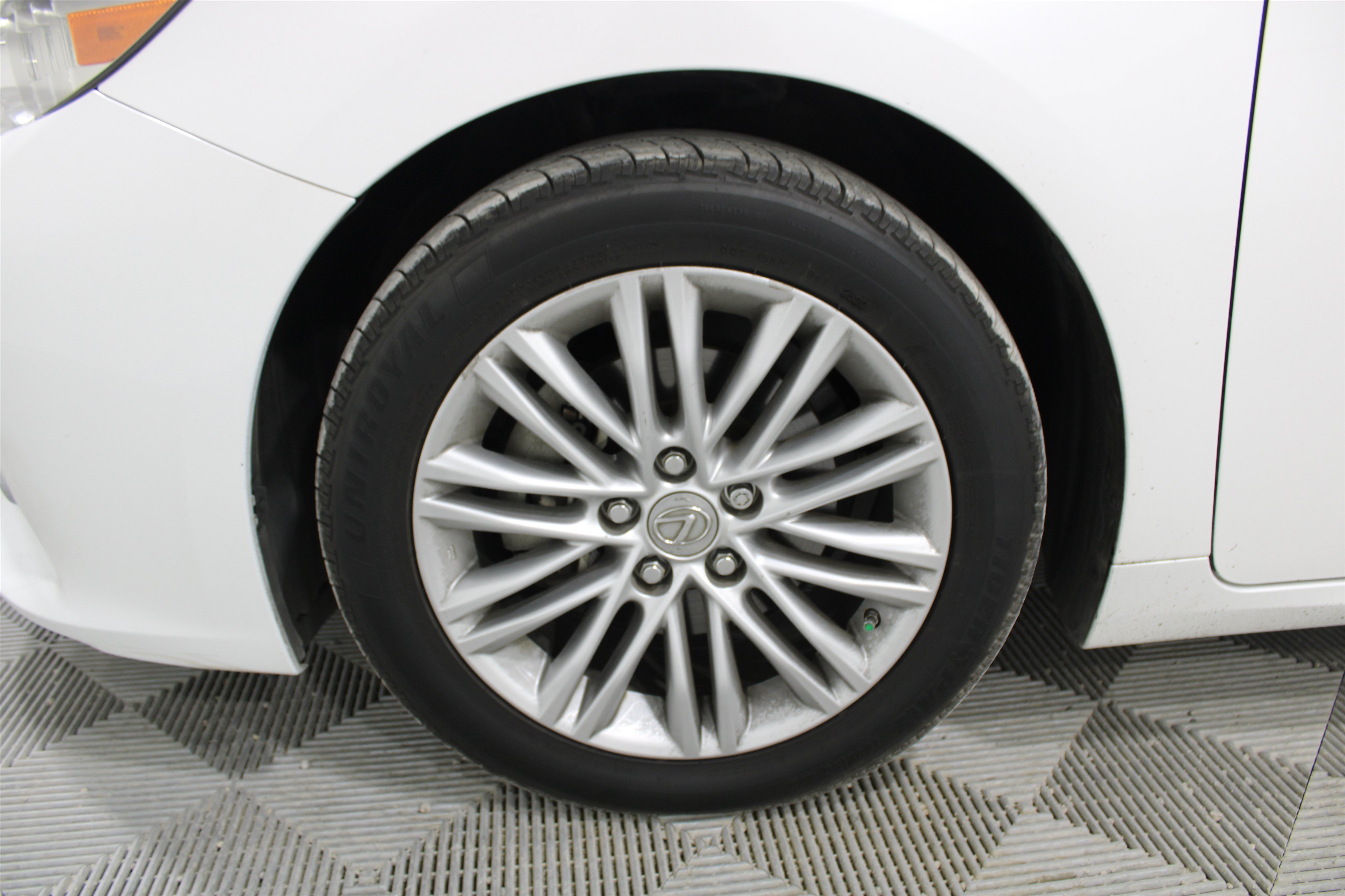Used 2015 Lexus ES 350 w/ Luxury Package FWD image 9