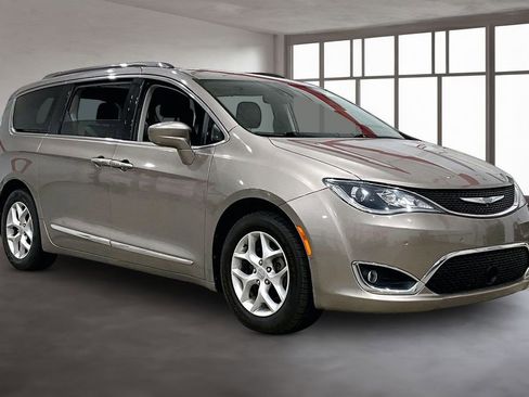 Used 2018 Chrysler Pacifica Touring-L Plus w/ Advanced Safetytec Group FWD image 13