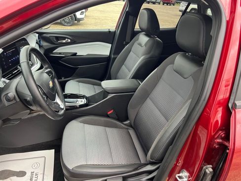 Used 2024 Chevrolet Trax LT w/ Sunroof Package image 27