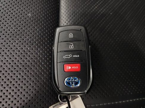 Used 2021 Toyota Venza image 36