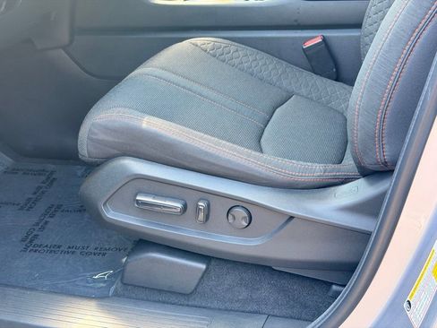 Used 2025 Honda Pilot Sport image 25
