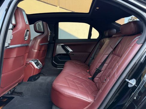 Used 2025 BMW 760i xDrive w/ Premium Package image 25