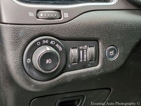 Used 2019 Jeep Cherokee Limited image 13