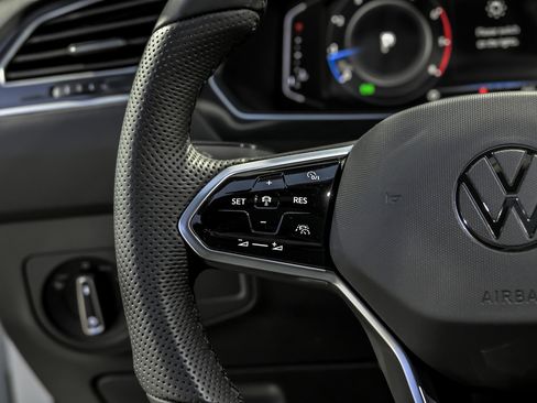 Used 2024 Volkswagen Tiguan SEL R-Line image 23