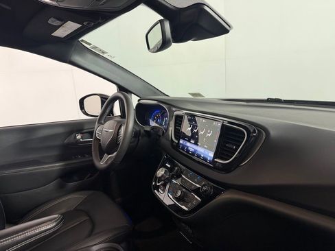 Used 2025 Chrysler Pacifica Select FWD image 29