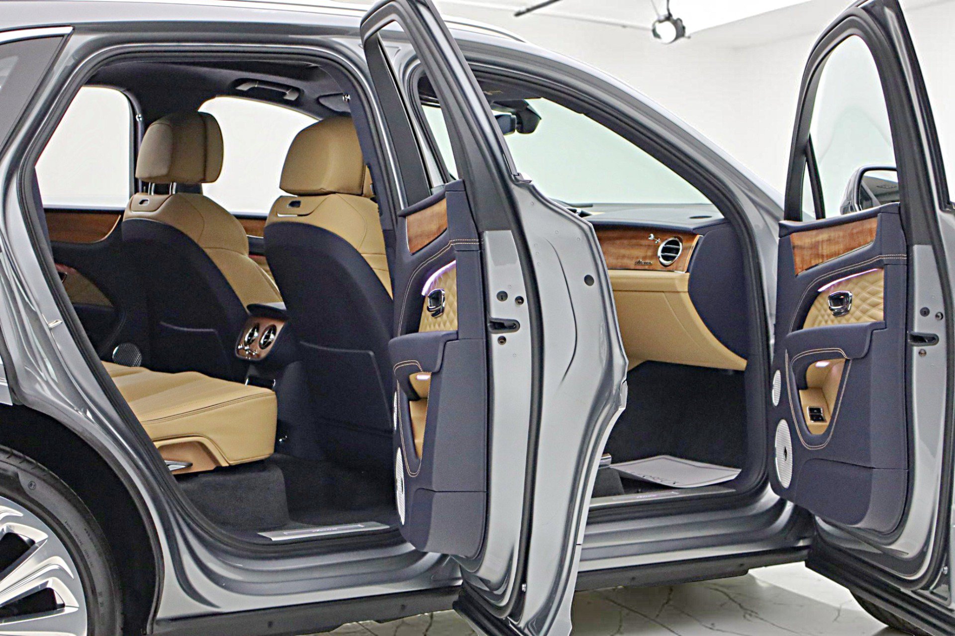 Used 2025 Bentley Bentayga AWD/4WD image 14