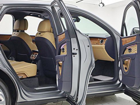 Used 2025 Bentley Bentayga AWD/4WD image 14