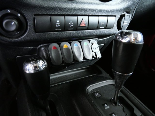 Used 2011 Jeep Wrangler Unlimited Sahara AWD/4WD image 19