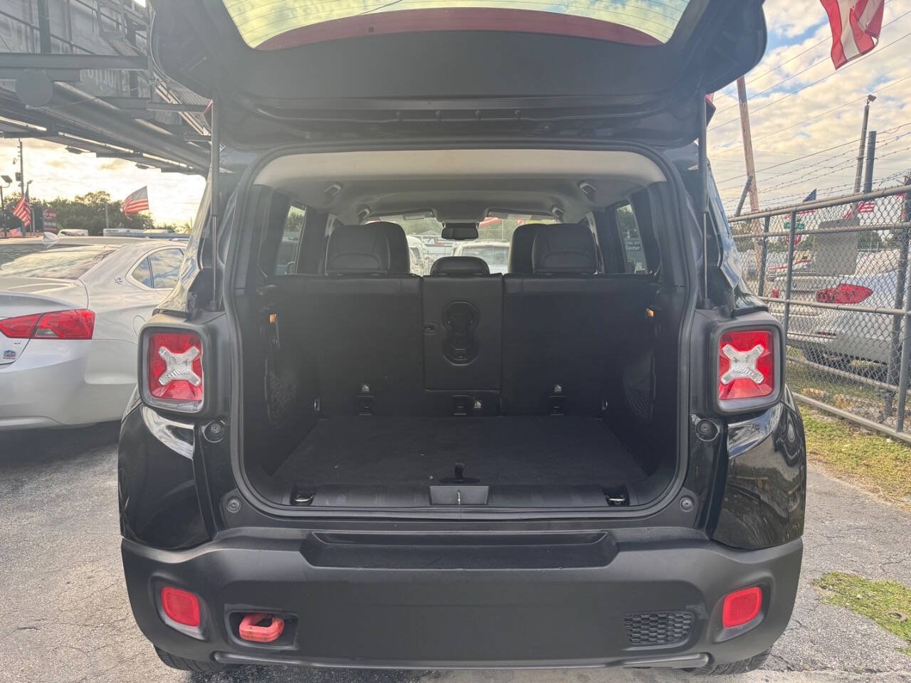 Used 2016 Jeep Renegade Trailhawk w/ Premium Trailhawk Package AWD/4WD image 18