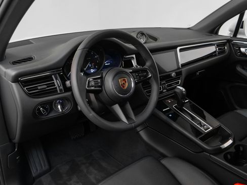 Used 2025 Porsche Macan image 4