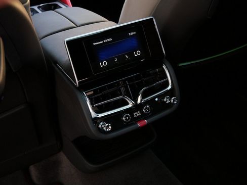 Used 2025 Bentley Bentayga Extended Wheelbase image 26