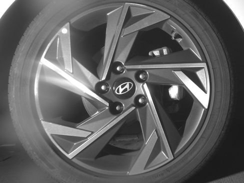Used 2025 Hyundai Elantra Limited FWD image 12