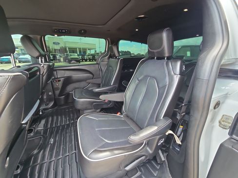 Used 2024 Chrysler Pacifica Limited w/ Uconnect Theater Family Group FWD image 29
