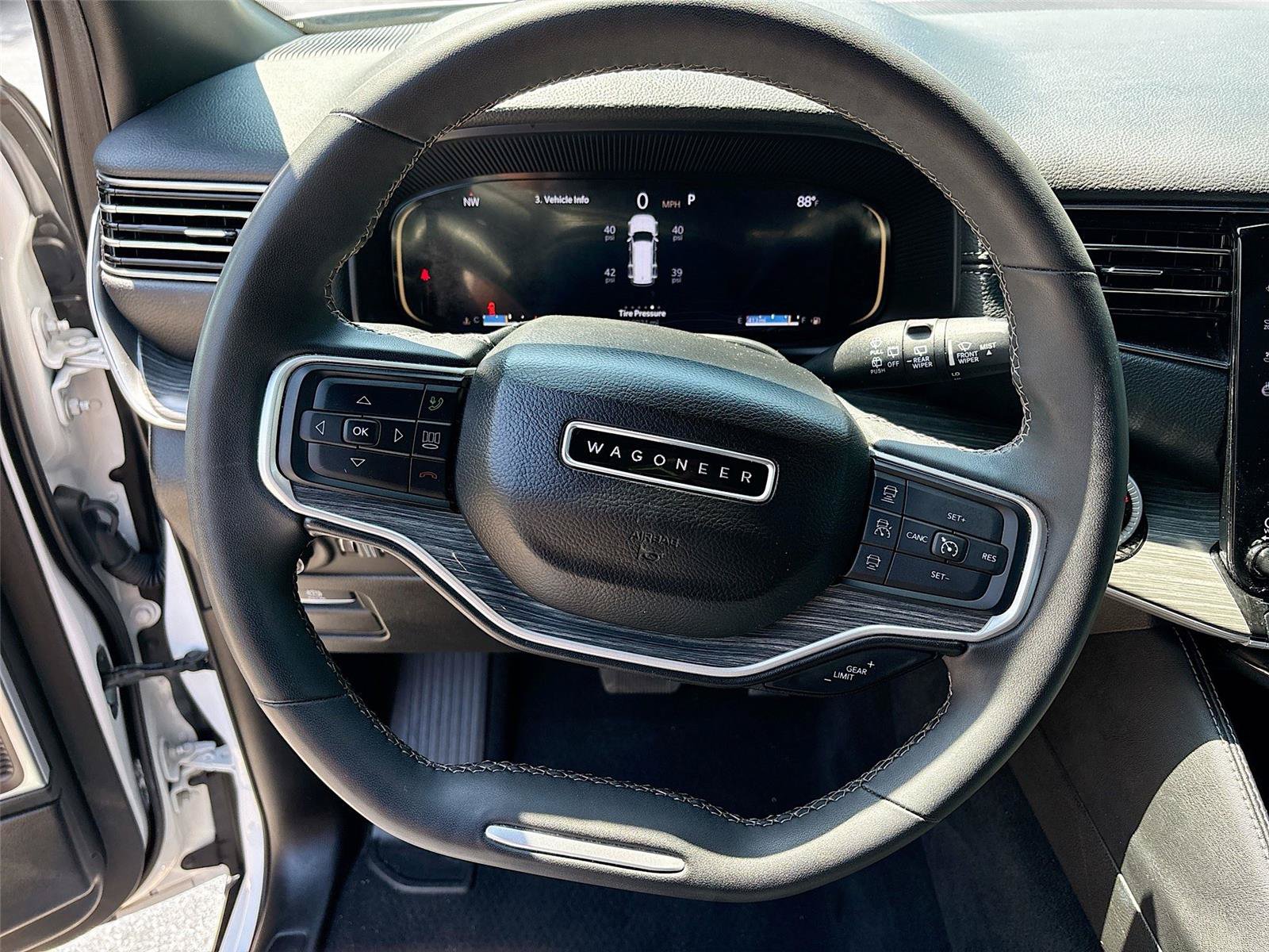 Used 2024 Jeep Wagoneer L Series II RWD image 11