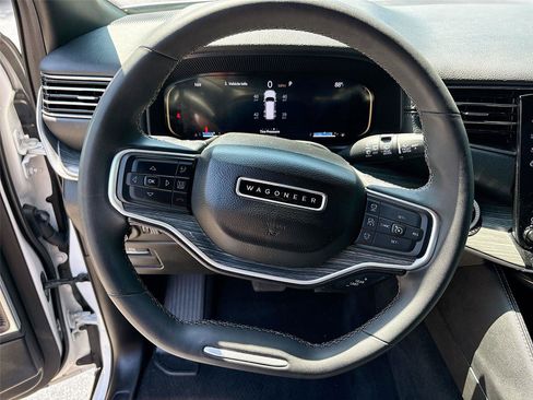 Used 2024 Jeep Wagoneer L Series II RWD image 11
