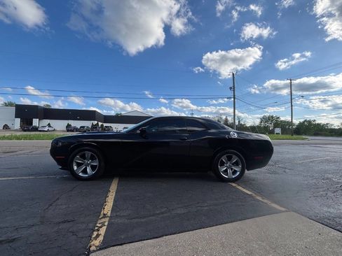 Used 2015 Dodge Challenger SXT RWD image 2