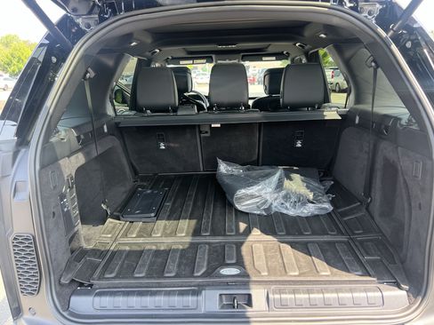 Certified 2025 Land Rover Discovery S AWD/4WD image 37