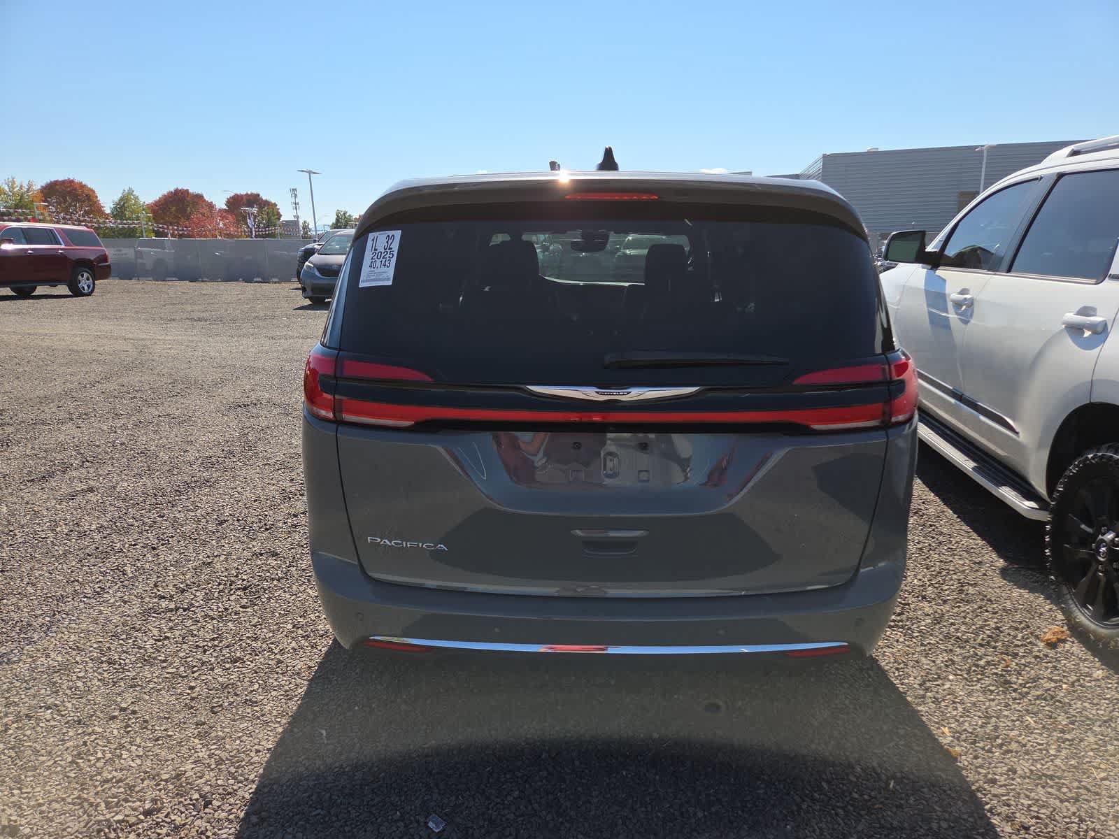 Used 2025 Chrysler Pacifica Select FWD image 4