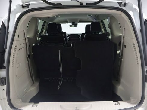 Used 2023 Chrysler Pacifica Touring-L image 4