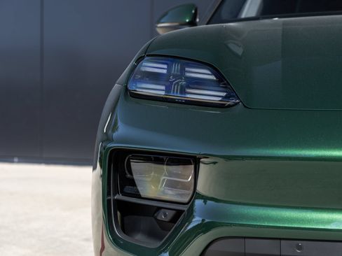 Certified 2025 Porsche Macan Electric RWD image 20