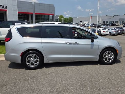 Used 2024 Chrysler Pacifica Limited FWD image 13