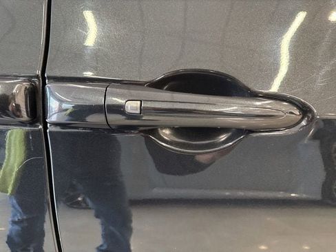 Used 2022 Chrysler Voyager LX image 18