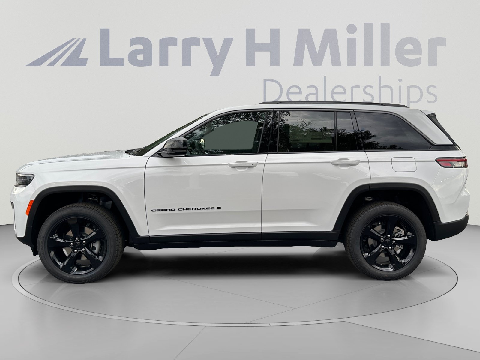 New 2026 Jeep Grand Cherokee Limited w/ Limited Altitude Package AWD/4WD image 2
