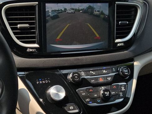 Used 2024 Chrysler Pacifica Touring-L FWD image 19